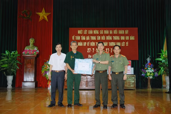 Thiếu tướng Phạm Văn Miên – Tổng Biên tập Báo CAND tặng quà đại diện tập thể y, bác sĩ, nhân viên Trung tâm Điều dưỡng Thương binh Kim Bảng (Hà Nam)