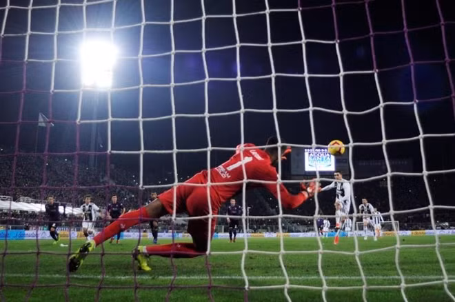 Ronaldo với bàn thắng trên chấm phạt đền. Ảnh: Reuters.