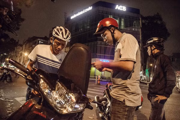 Trên đường tuần tra cùng đồng đội.