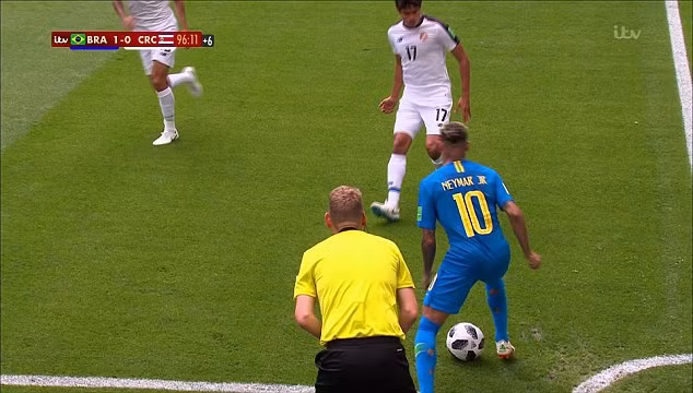 Neymar đá phạt góc