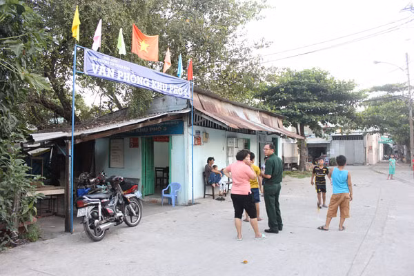 Lớp học được tổ chức tại trụ sở khu phố 5. Lớp học được tổ chức tại trụ sở khu phố 5.