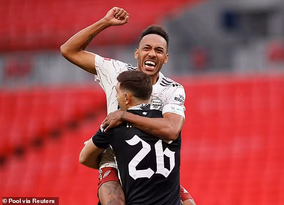 Aubameyang là tác giả bàn mở tỷ số giúp Arsenal vươn lên dẫn trước. Aubameyang là tác giả bàn mở tỷ số giúp Arsenal vươn lên dẫn trước.