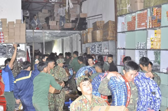 Lực lượng phối hợp tham gia chữa cháy gần 300 cán bộ, chiến sĩ và sự hỗ trợ của quần chúng nhân dân.