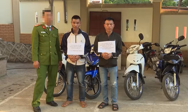 Hai đối tượng và tang vật tại CQĐT.