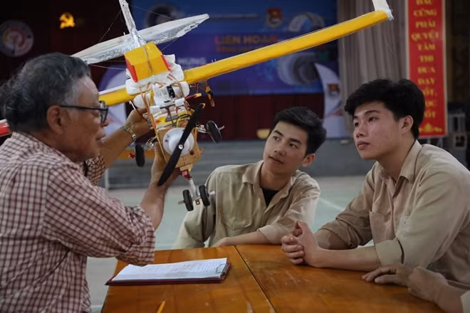 GS Obikane Yasuo đang giảng dạy cho các sinh viên về kỹ thuật, công nghệ của UAV.