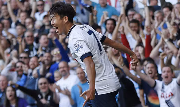 Heung Min ăn mừng bàn thắng vào lưới Crystal Palace.