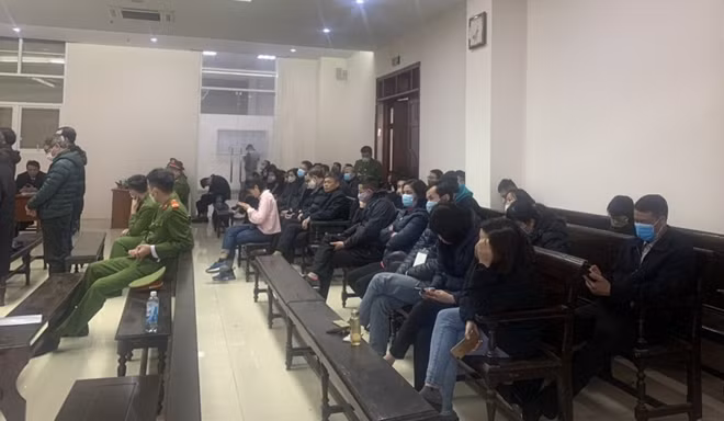 Hơn 30 bị hại có mặt dự phiên toà.