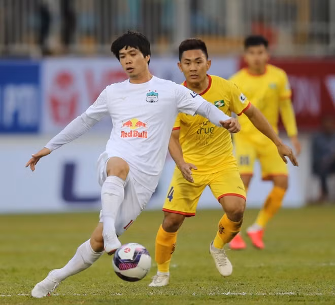 HAGL và SLNA chạm trán nhau trong trận đấu sớm thuộc vòng 2 V.league 2021. Ảnh: VPF.