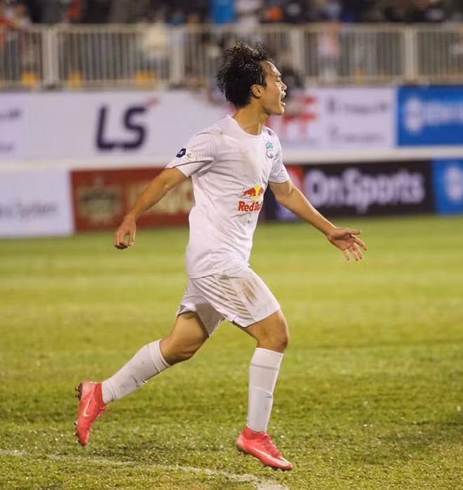 Văn Toàn là người ấn định chiến thắng 2-1 cho HAGL. Ảnh:VPF.