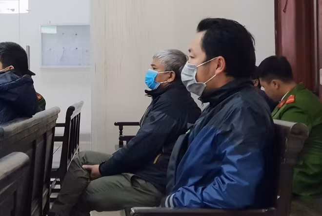 Anh T (người ngồi phía ngoài) đã phải bỏ ra gần 500 triệu đồng để trả lại người thân do tin nhầm người.