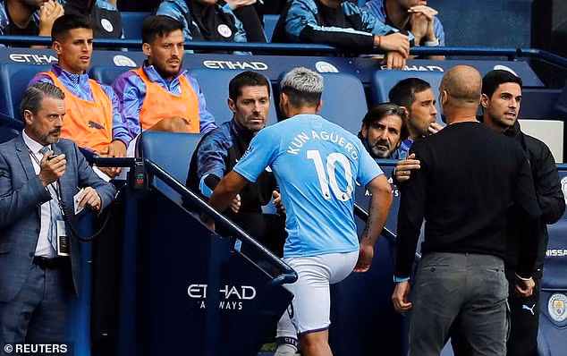 CĐV ManCity lo lắng vì dấu hiệu lục đục giữa chân sút chủ lực này và HLV trưởng. Tuy nhiên sau trận đấu "thánh Pep" lập tức trấn an và cho rằng hành động của Aguero chỉ là tiền đạo này hiểu lầm...