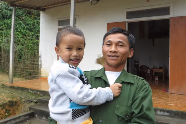 Anh Diện và con trai tại nhà riêng của mình.
