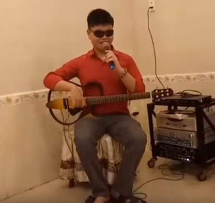 Thịnh vừa đánh đàn vừa hát.