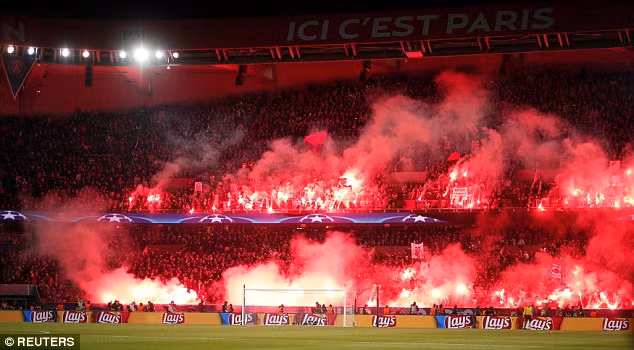 Khán đài Parc des Princes bị nhuộm đỏ bởi pháo sáng. Ảnh: Reuters.