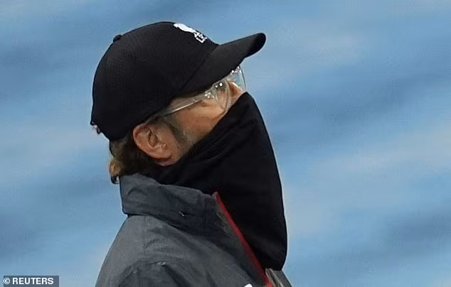 HLV Jurgen Klopp và các học trò đã chính thức trở thành tân vương trên sân của đối thủ mạnh nhất mùa này ManCity tuy nhiên trận đấu này vẫn là một thất bại rất khó nuốt với chiến lược gia người Đức nói riêng và các CĐV Lữ đoàn đỏ nói chung.