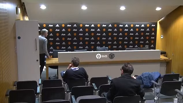 Ông Mourinho vào phòng họp báo gần như vắng như chùa "bà đanh"