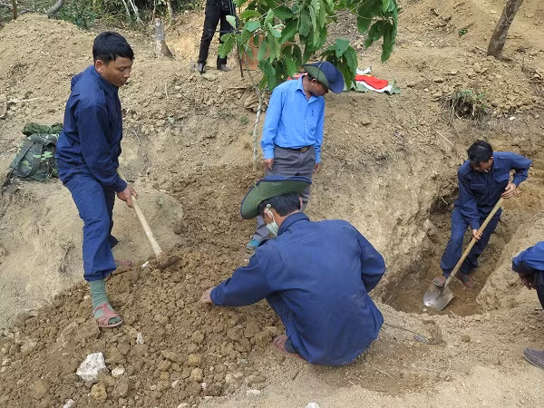 Tìm kiếm, cất bốc hài cốt liệt sỹ quân tình nguyện, chuyên gia Việt Nam hy sinh tại tỉnh Xiêng Khoảng. Ảnh: Trọng Kiên Tìm kiếm, cất bốc hài cốt liệt sỹ quân tình nguyện, chuyên gia Việt Nam hy sinh tại tỉnh Xiêng Khoảng. Ảnh: Trọng Kiên