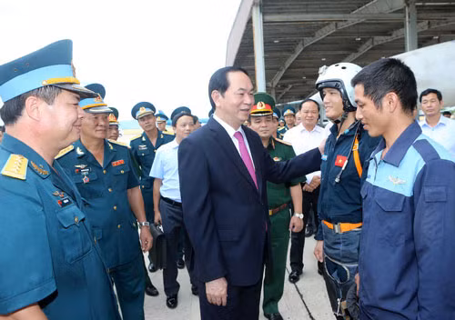 Chủ tịch nước Trần Đại Quang thăm hỏi cán bộ, chiến sỹ Trung đoàn Không quân 925 tại huyện Phù Cát, tỉnh Bình Định. Ảnh: TTXVN