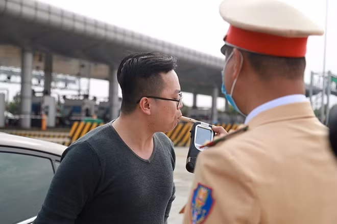 Theo kinh nghiệm nhiều năm, thời gian nghỉ Tết nhiều tài xế sử dụng rượu bia nhưng vẫn cố tình tham gia giao thông tiềm ẩn nguy cơ về tai nạn rất lớn.