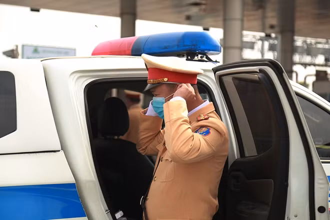 Làm nhiệm vụ trên tuyến đường đi qua nhiều địa phương đang là "điểm nóng" về dịch COVID-19 nên các cán bộ chiến sĩ đơn vị tuân thủ tuyệt đối các quy tắc phòng chống dịch.