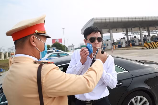 Kiểm tra nồng độ cồn của một tài xế. Theo kinh nghiệm nhiều năm, thời gian nghỉ Tết nhiều tài xế sử dụng rượu bia nhưng vẫn cố tình tham gia giao thông tiềm ẩn nguy cơ về tai nạn rất lớn.