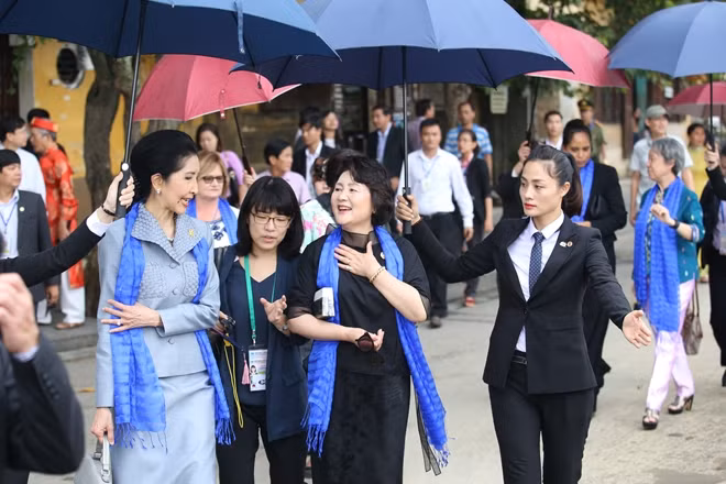 Nữ chiến sĩ cảnh vệ bảo vệ an toàn tuyệt đối cho phu nhân các nhà lãnh đạo APEC khi tham quan TP Hội An.
