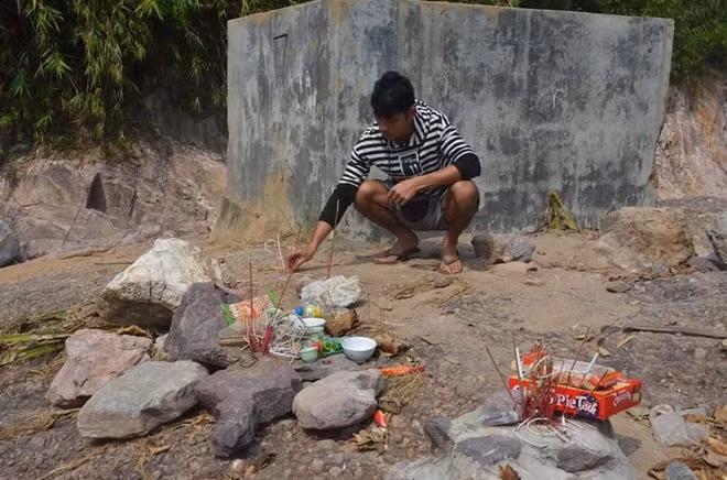 Những người sống sót vẫn thường xuyên qua tảng đá này để thắp hương hy vọng điều kỳ diệu sẽ đến.