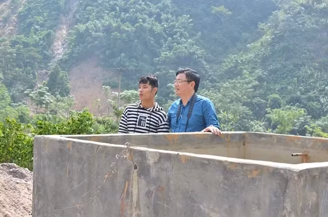 Bể nước trên tảng đá, nơi mọi người bám víu khi nước lũ ngày một dâng cao.