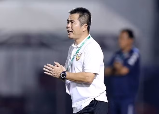 HLV Phạm Minh Đức đang giúp Hồng Lĩnh Hà Tĩnh chơi một thứ bóng đá rõ ràng, có bản sắc.