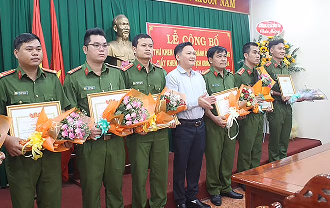 Các tập thể phá án được khen thưởng.