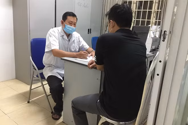 Bác sĩ một cơ sở điều trị Methadone ở Bình Dương tư vấn và phát thuốc cho người bị HIV.