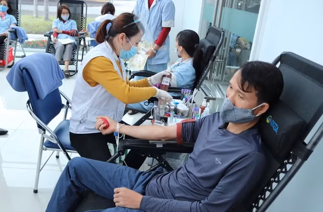 Các đoàn viên thanh niên các đơn vị thuộc Cục Công nghiệp an ninh hăng hái tham gia hiến máu tình nguyện