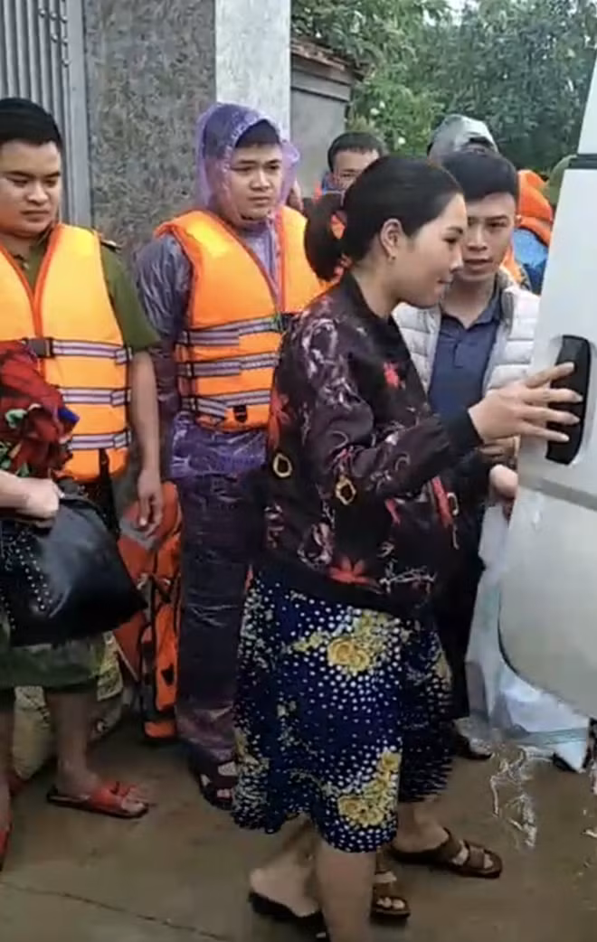 Chị Phạm Thị Yến được đưa tới bệnh viện.