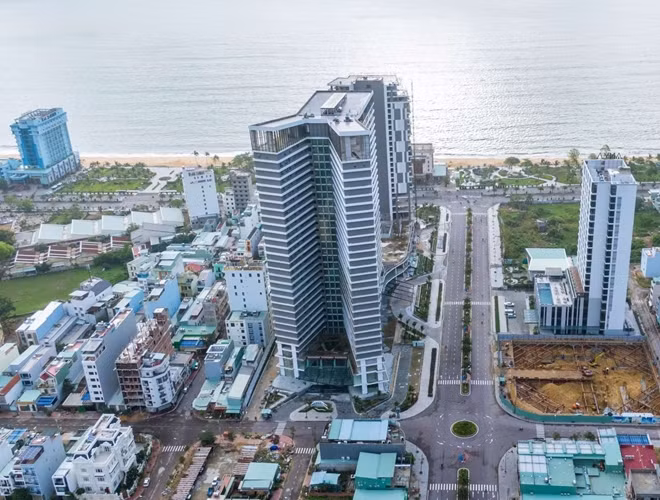 Dự án sở hữu chuỗi tiện ích 5 sao đồng bộ như hệ thống an ninh 3 lớp, hệ thống cảnh báo và xếp chỗ đỗ xe thông minh, bể bơi vô cực… cùng các khu vui chơi – giải trí thời thượng, khu trung tâm thương mại và văn phòng sang trọng.