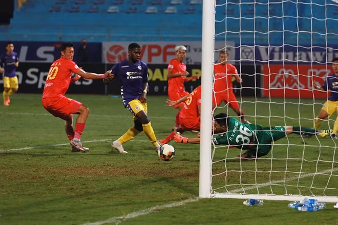 Hà Nội FC trình diễn lối chơi bóng một chạm cực kỳ chuẩn xác "quần" cho hàng thủ đội khách "mệt bở hơi tai". Dù sau đó đội chủ nhà phải nhận một bàn thua song chiến thắng chung cuộc vẫn ở lại với các nhà đương kim vô địch.