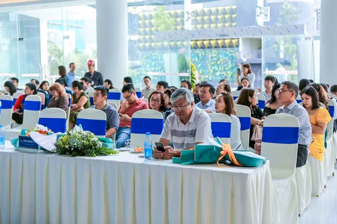 Thông tin về tiến độ của dự án đến nhà đầu tư, ông Lương Ngọc Hà, PGĐ Kinh doanh Công ty FLCHomes cho biết dự án đã gần hoàn thiện toàn bộ khối lượng thi công nội, ngoại thất, đảm bảo tiến độ và chất lượng bàn giao cho khách hàng.