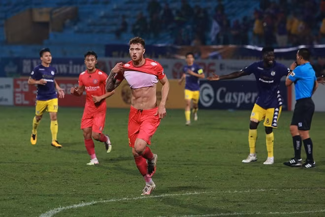 Hà Nội FC có bàn mở tỷ số từ rất sớm tuy nhiên việc phung phí nhiều cơ hội trong hiệp 1 khiến họ trả giá. Các vị khách đưa trận đấu trở lại vạch xuất phát bằng pha lập công của ngoại binh Geovane.