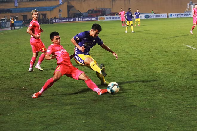 Tỷ số hòa 1-1 ở trong 45 phút đầu tiên khiến trận đấu trở nên sôi nổi hơn sau giờ nghỉ. Cả Hà Nội FC và Sài Gòn FC đều cho thấy họ không hài lòng với kết quả hòa. Tuy nhiên với việc sở hữu nhiều ngôi sao đỉnh cao, đội chủ nhà mới là những người giành được thành quả sau cùng.