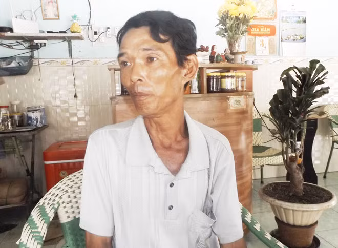 Ông Quang trình báo sự việc. Ông Quang trình báo sự việc.