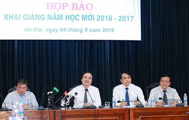 Bộ trưởng Phùng Xuân Nhạ giải đáp nhiều câu hỏi nóng của báo giới.