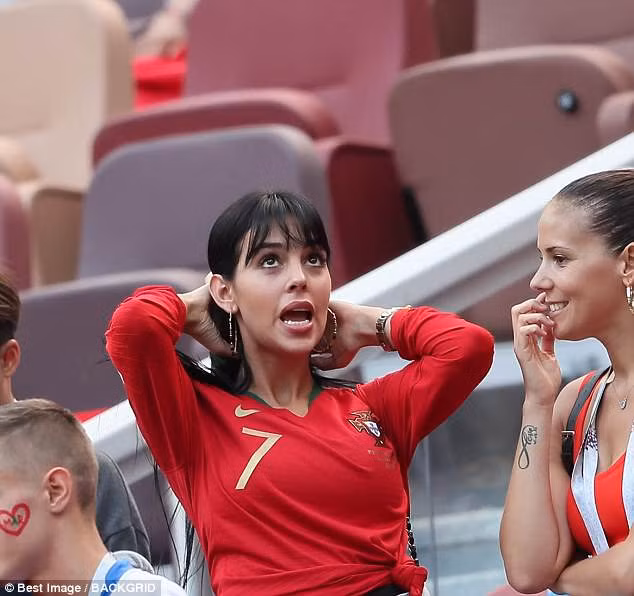 Bạn gái Ronaldo lặn lội đến tận sân cổ vũ cho CR7. Ảnh: Backgrid.