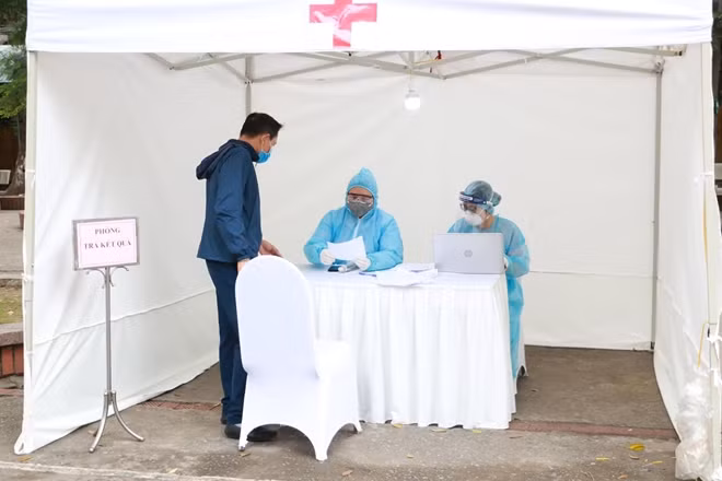 Ưu tiên "test nhanh" COVID-19 những người từng đến BV Bạch Mai ảnh 4