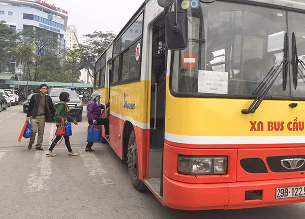 Xe buýt vận chuyển khách từ Mỹ Đình về Nước Ngầm. Xe buýt vận chuyển khách từ Mỹ Đình về Nước Ngầm.