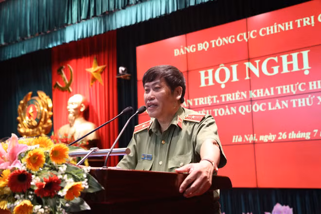 Thiếu tướng, GS.TS Trương Giang Long, Ủy viên Thường vụ Đảng ủy Tổng cục, Phó Tổng cục trưởng Tổng cục Chính trị CAND, Giám đốc Học viện Chính trị CAND truyền đạt nội dung cơ bản trong các văn kiện Đại hội đại biểu toàn quốc lần thứ XII của Đảng