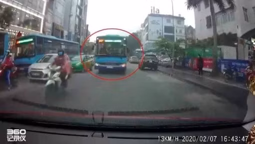 Đình chỉ tài xế xe buýt chạy lấn làn còn chửi bới, đòi ưu tiên 