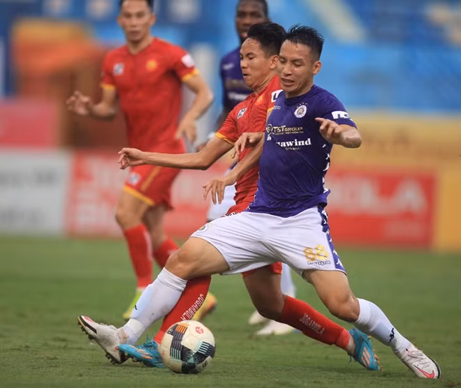 Vòng 13 V.league khép lại, 14 đội bóng tham dự được chia thành 2 nhóm để chọn ra nhà vô địch và đội phải xuống hạng. Ảnh: VPF.