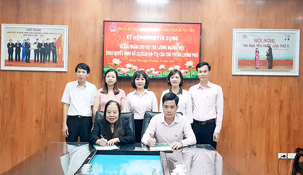 NHCSXH tỉnh Hưng Yên ký hợp đồng tín dụng với khách hàng được vay vốn.