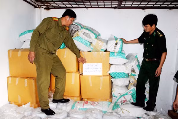 Cơ quan chức năng hai nước Việt - Lào kiểm tra tang vật chuyên án 5,5 tấn heroin. Cơ quan chức năng hai nước Việt - Lào kiểm tra tang vật chuyên án 5,5 tấn heroin.