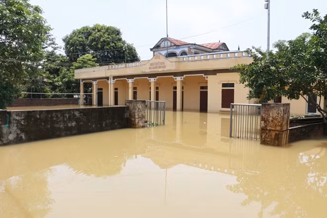 Nhà văn hóa thôn Muôn tại xã Tuyết Nghĩa huyện Quốc Oai, Hà Nội trong sáng 23-7 vẫn bị ngập nước.