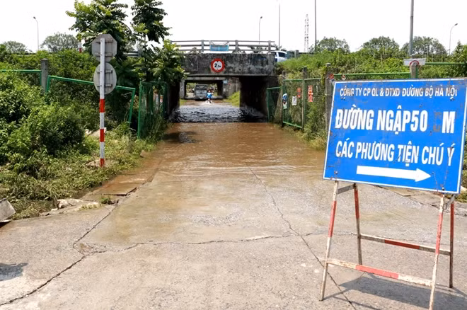 Tại một số cửa hầm chui có biển báo chỉ đường để người và phương tiện di chuyển tránh đoạn bị ngập.